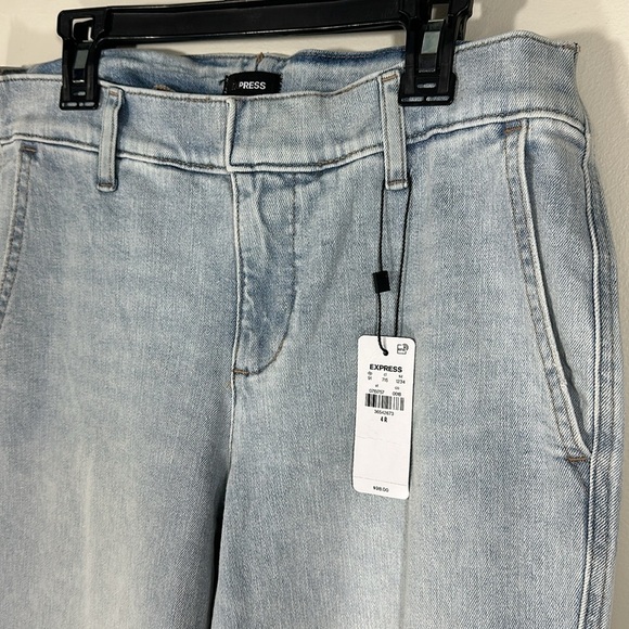 NWT Express Woman's Jeans Light wash Size 4 stretchy Flare - Picture 3 of 5